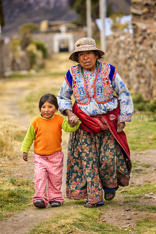 秘鲁小女孩和她的妈妈，秘鲁阿雷基帕的Canion Colca